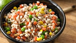 Best foods for weight loss - plate with vegetables, brown rice, and lean protein